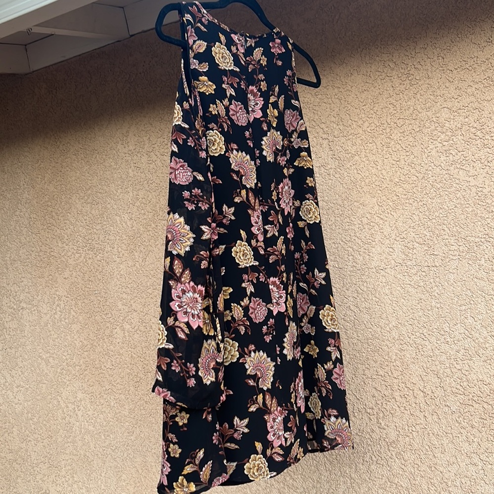 Flowy Patterned Dress - Picture 6 of 6